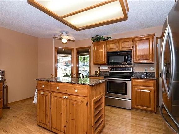 3rd image of 18 Farnham Dr