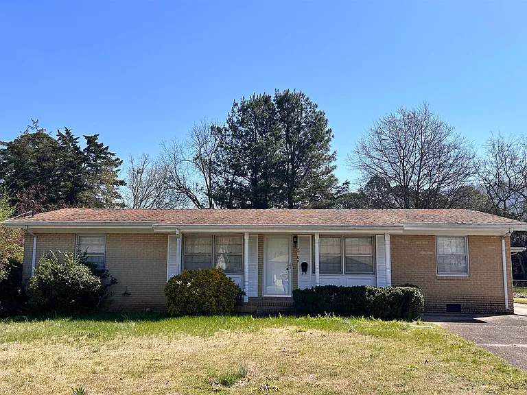 2106 Giles Dr NE — Photo 1
