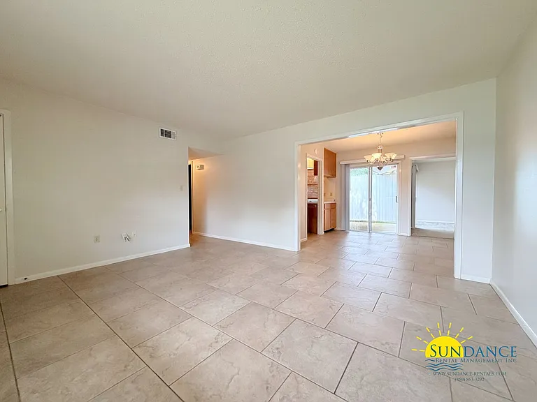 11 Oak Ln — Photo 2