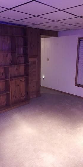 Large Living Room. Built in shelves. Newer carpet