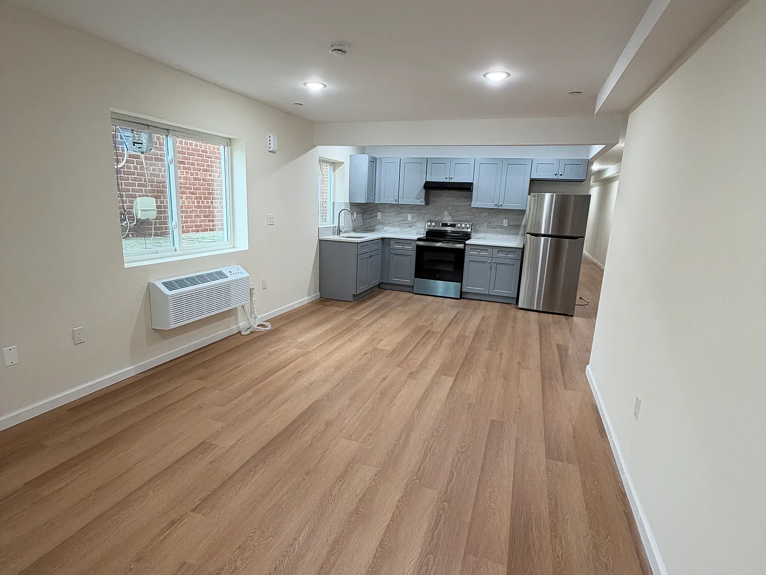 3 bed, 1000 sqft, $3,373 — Photo 1
