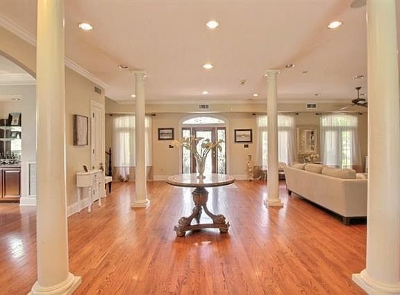 5th image of 19 Elmwood Ct