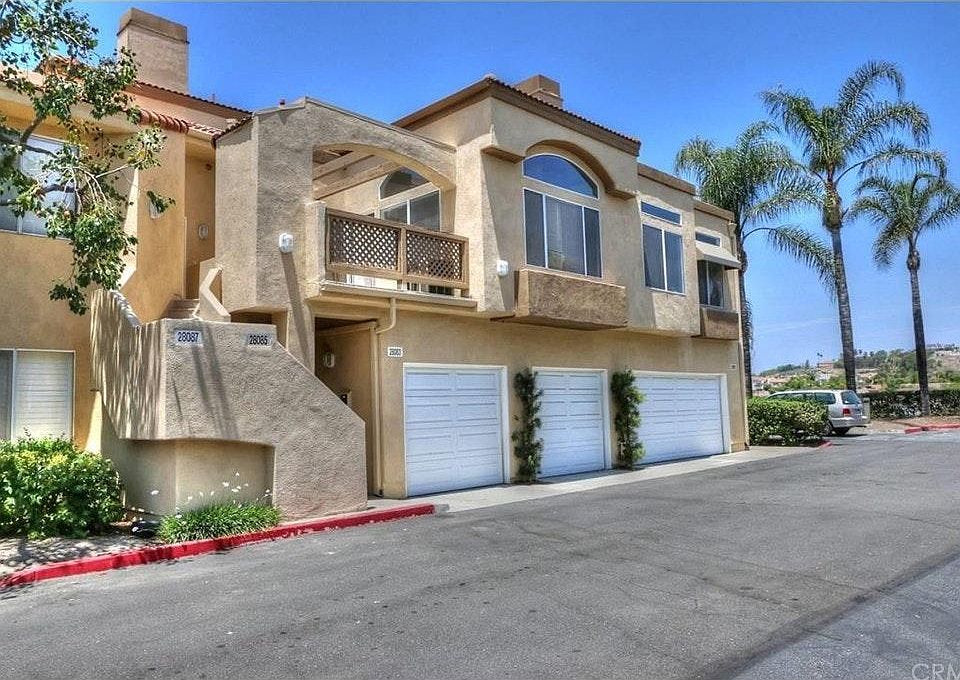 Corner upper unit. No one above or below. Great view of the