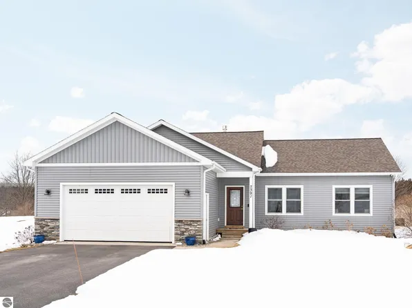 7391 Briar Ridge Dr, Traverse City, MI 49685