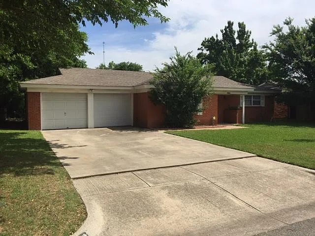 7621 Oxley Drive — Photo 2