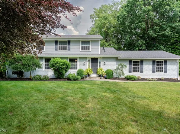 2 West Dr, Hartville, OH 44632