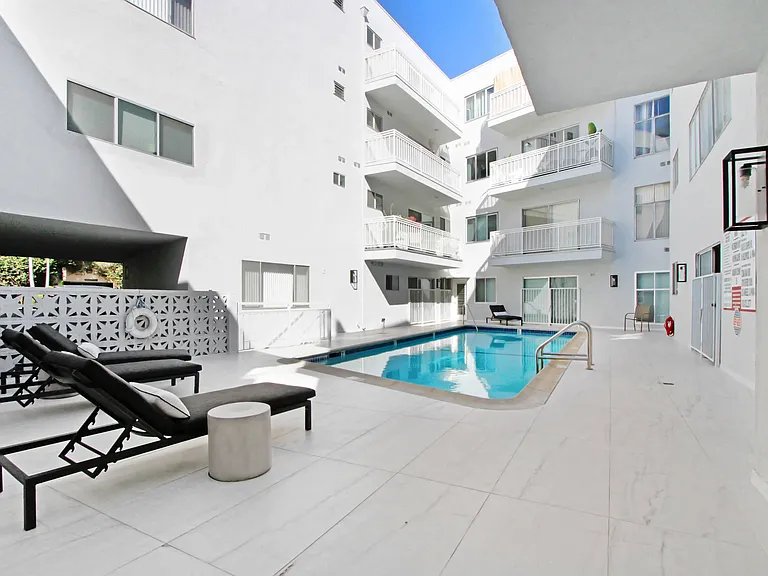 8430 De Longpre Ave — Photo 17