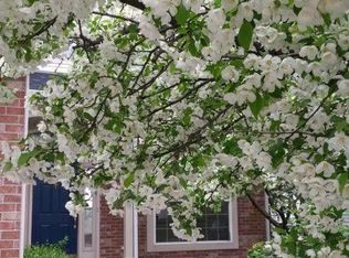 12820 W Sanctuary Ln, Lake Bluff, IL 60044