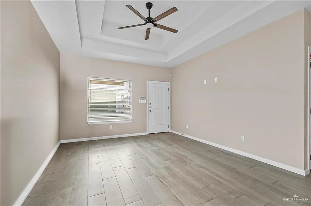 3 bed, 2.0 bath, 4374 sqft, $1,350 — Photo 4