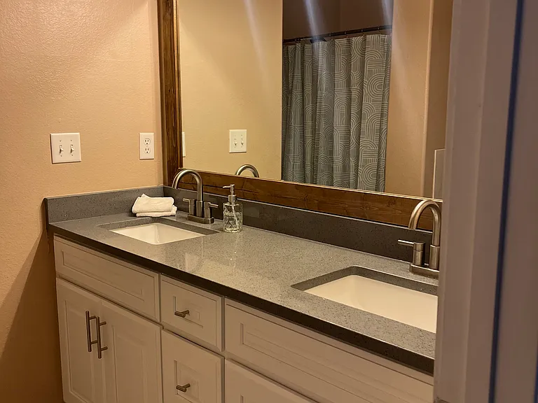 2203 W Washington Ave — Photo 10