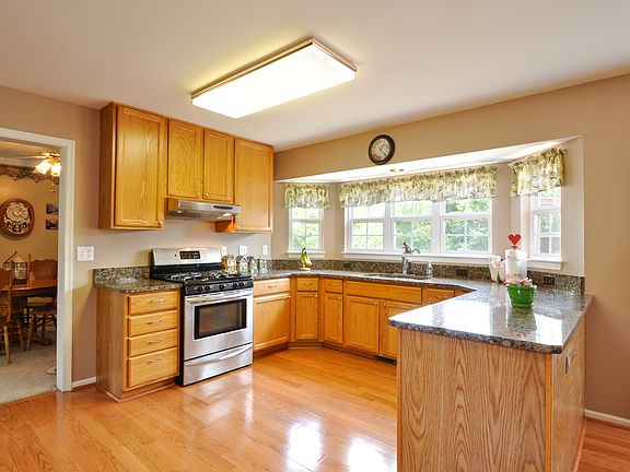 4th image of 6 Brantford Dr