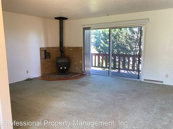 3rd image of 818 Whitaker Dr