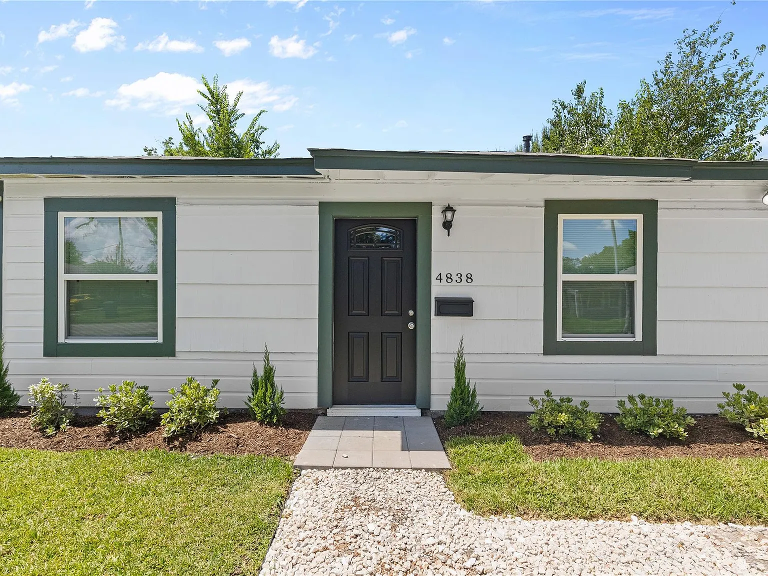 3 bed, 2.0 bath, 1120 sqft, $1,850 — Photo 2