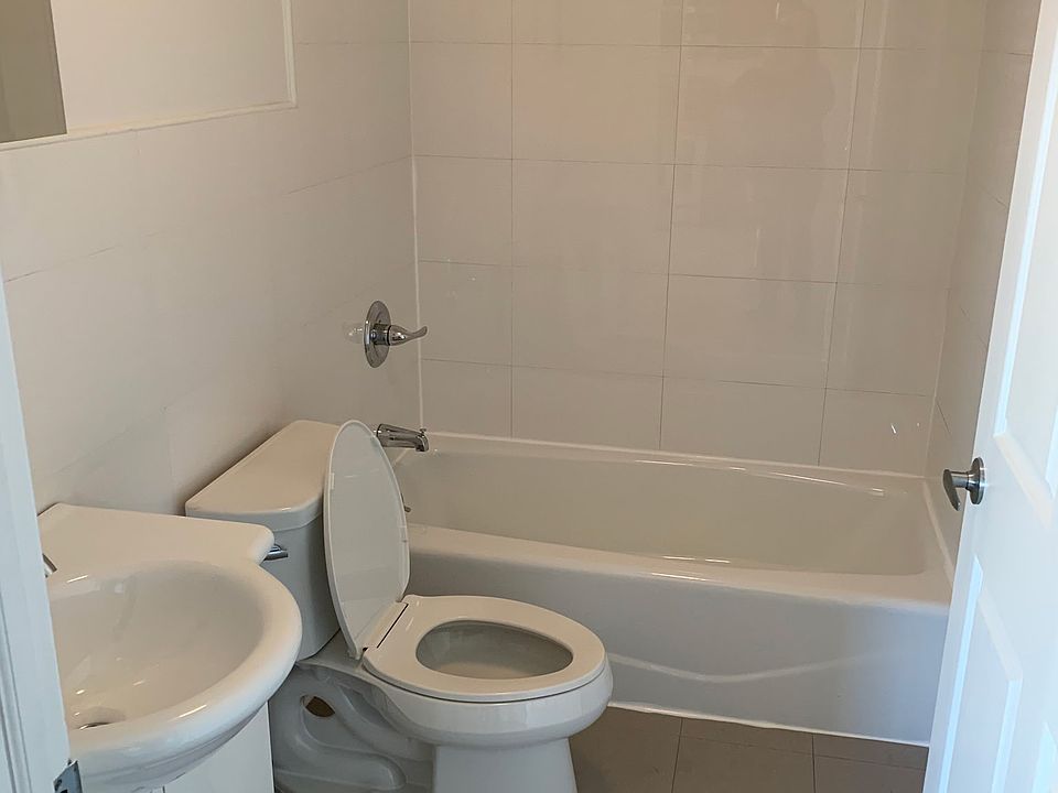 1st image of 2544 Crescent St APT 5A