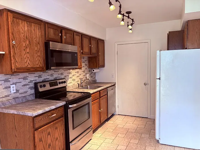 3 bed, 1587 sqft, $2,265 — Photo 3
