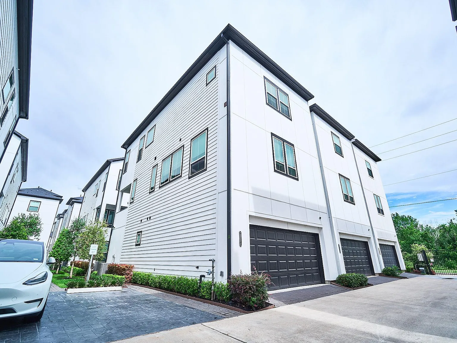 3 bed, 3.5 bath, 2212 sqft, $3,200 — Photo 2