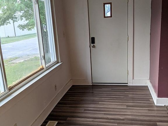 5th image of 301 Emerson St