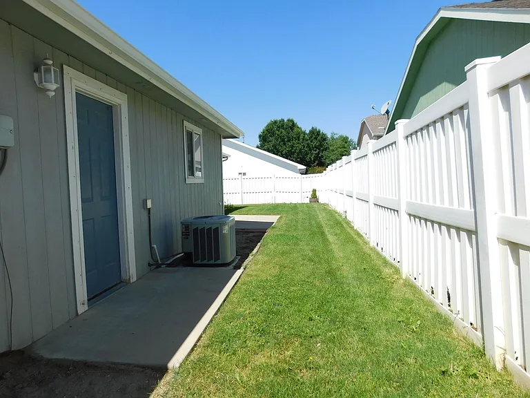 2986 1/2 Redbud Ct — Photo 17
