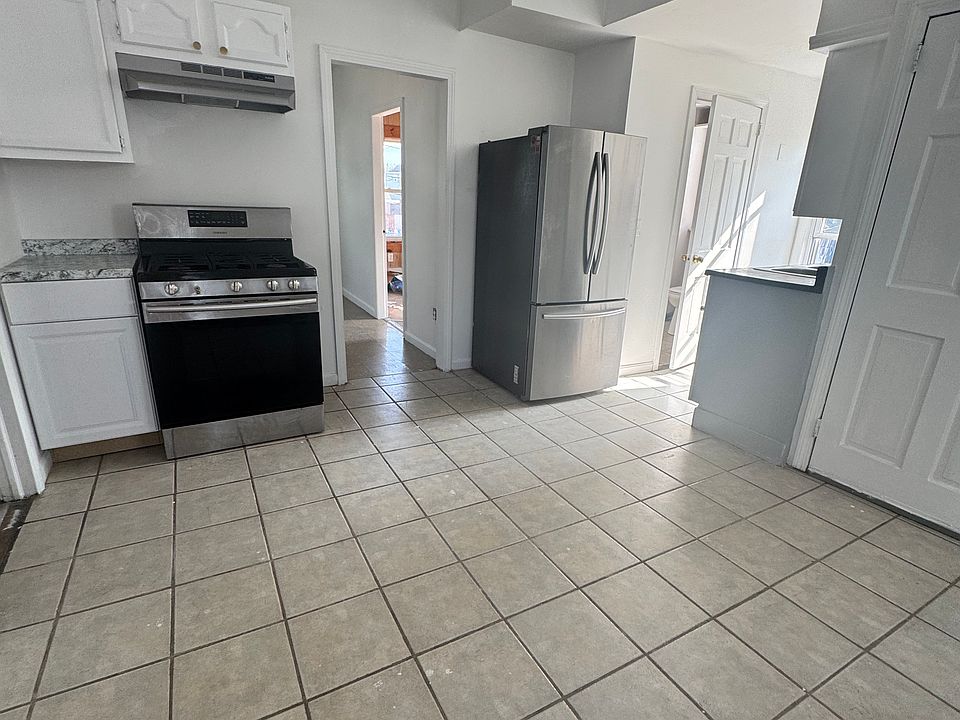 1st image of 166 Lowell Ave Floor 2
