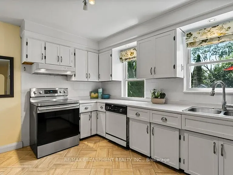 19 Columbia St — Photo 22