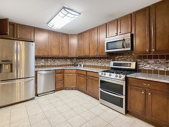 5th image of 674 Lancaster Dr