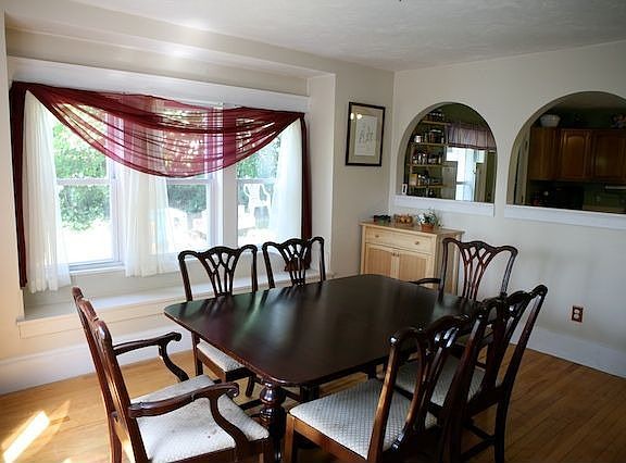 Dining room with bay window and bench seat