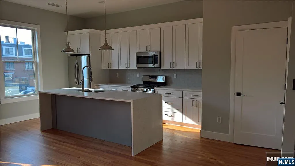2 bed, 1.5 bath, 1002 sqft, $3,500 — Photo 2
