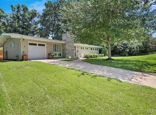 948 Volz Dr, Saint Louis, MO 63126