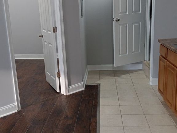 4th image of 350 W Queen Ln #1A