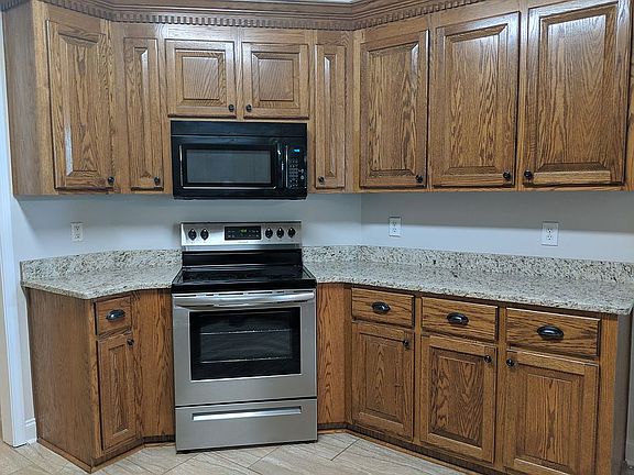 3rd image of 212 Scotsburg Dr