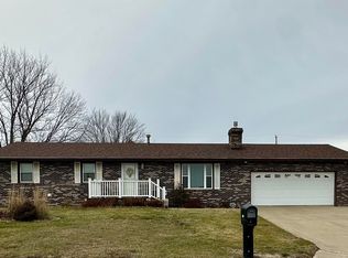 909 N 16th St, Chariton, IA 50049