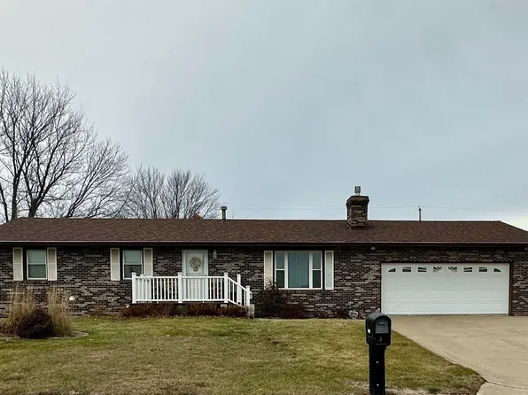 909 N 16th St, Chariton, IA 50049