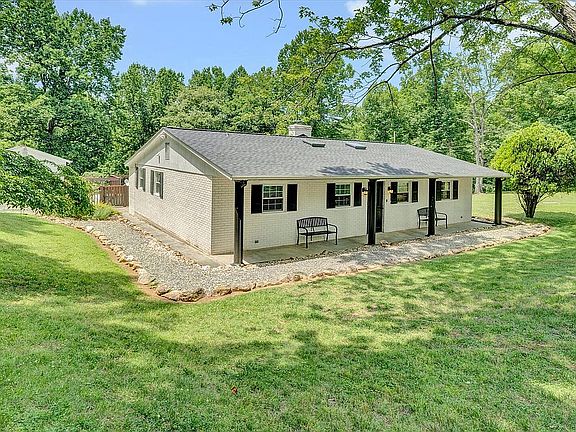 3rd image of 1139 Barnhill Ln