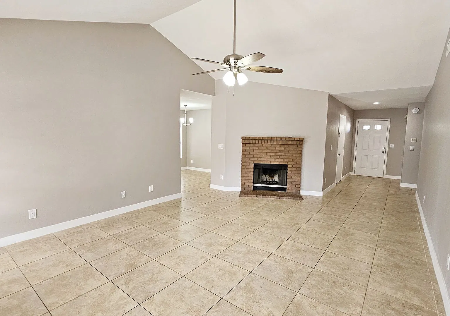 Renovated 4 Bedroom 2 Bathroom in Glendale! — Photo 4