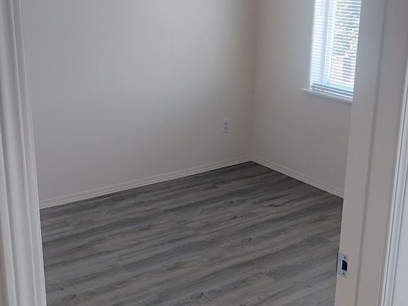 3rd image of 5523 University Way NE APT 403