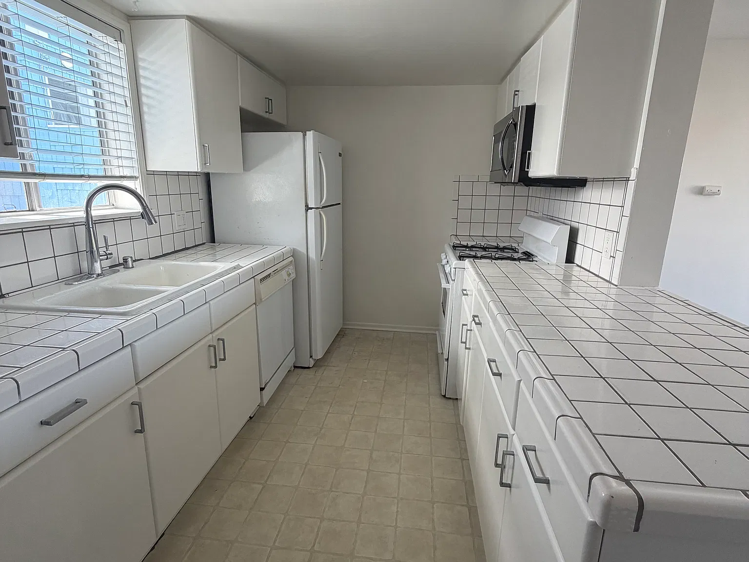 2 bed, 2.5 bath, 1150 sqft, $4,095 — Photo 2