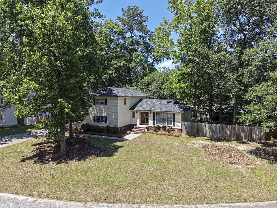 1st image of 207 Foxcroft Ln