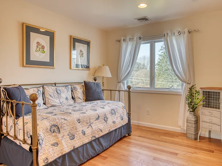 18 Fairview Ave — Photo 14