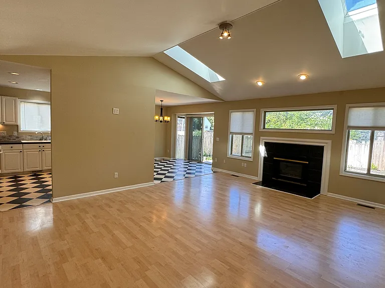 215 Cherry Dr — Photo 2