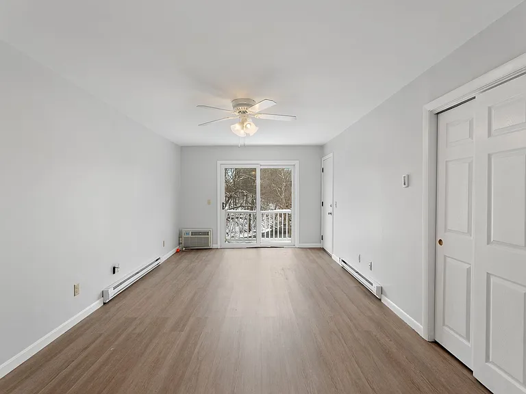 1398 Lonsdale Ave — Photo 5