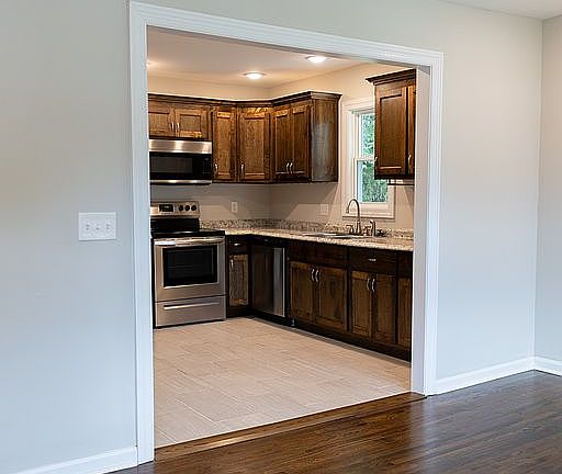 5th image of 105 Williams St