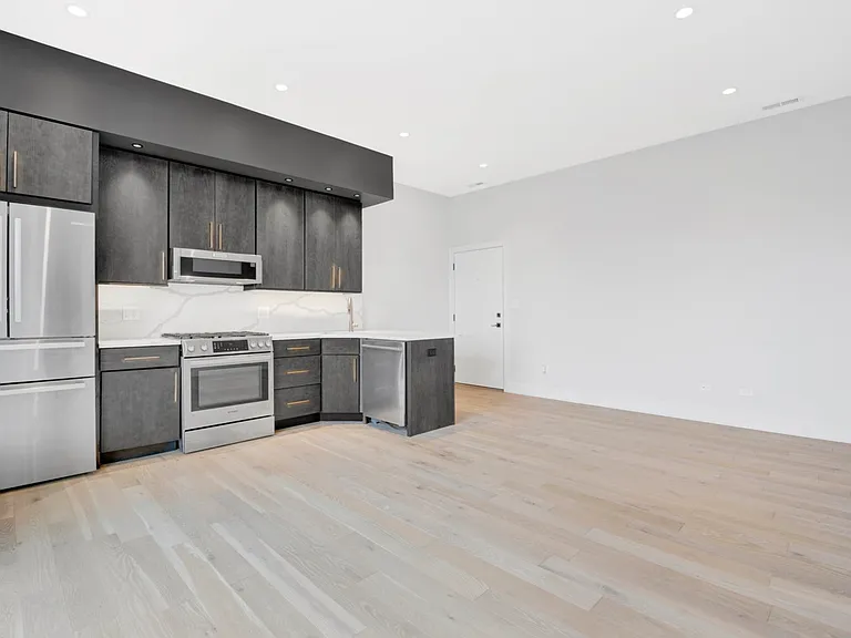 2034 N Wood St #2N — Photo 2