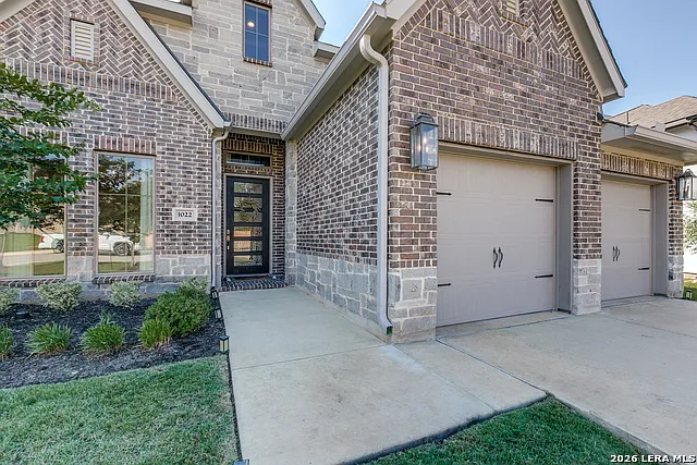 1022 Cadogan Squire — Photo 3