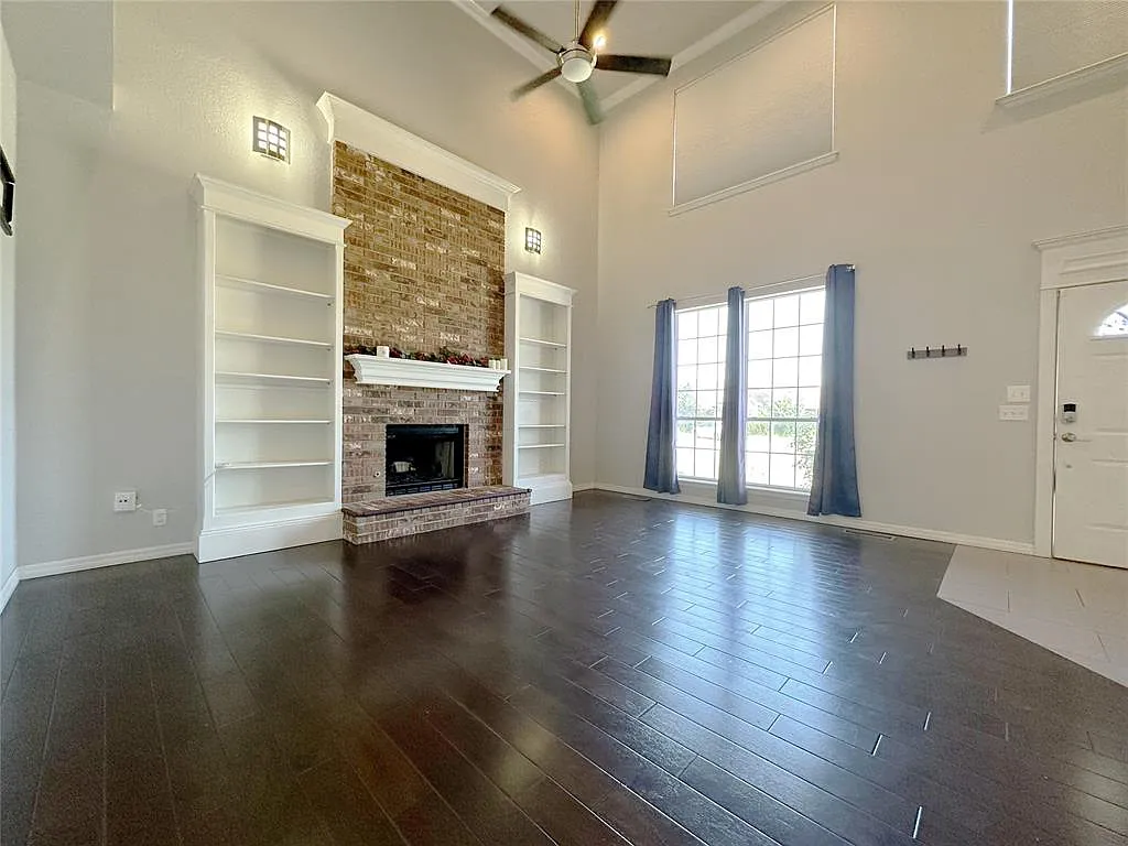 3 bed, 2.5 bath, 1855 sqft, $2,400 — Photo 2