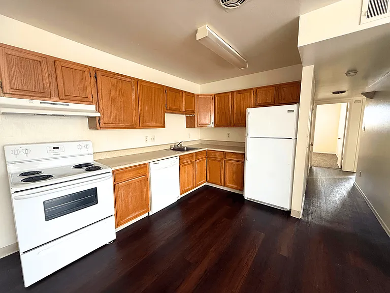 Townview Plaza Apartments — Photo 6