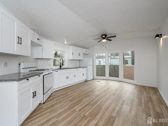 3rd image of 448 Evergreen Rd