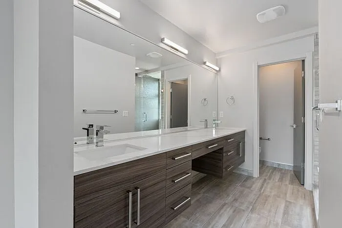 2409 E Thomas St — Photo 3