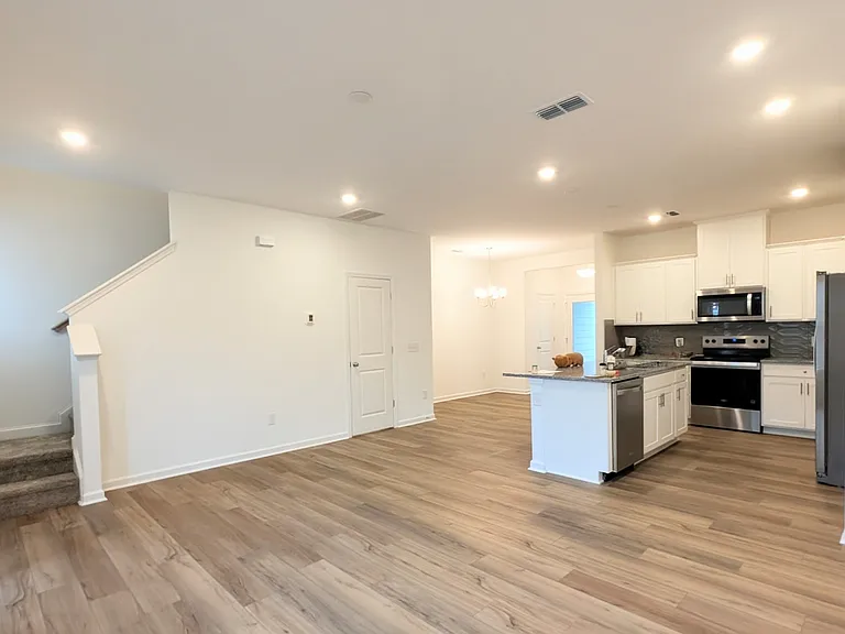 2102 Cobble Ct — Photo 2