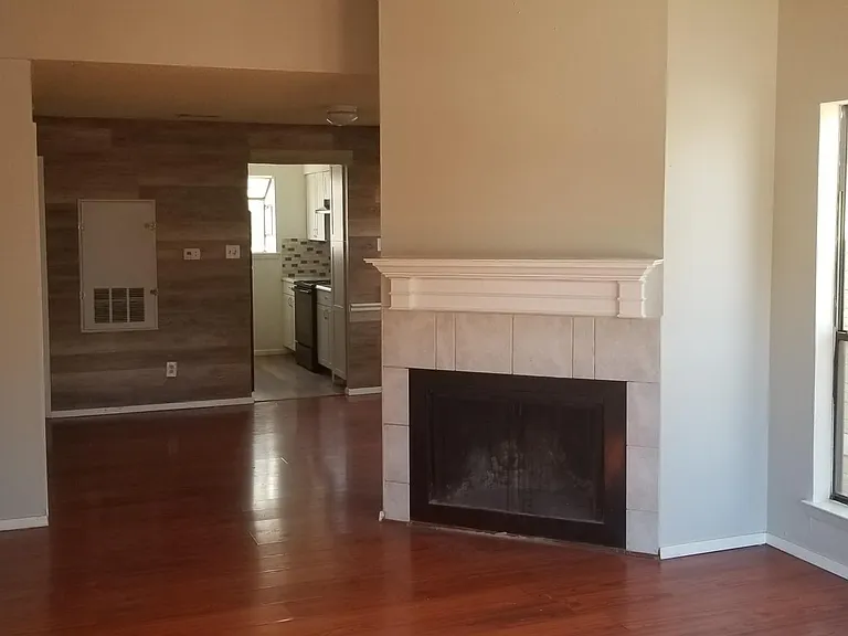 1907 W Loop #D — Photo 2