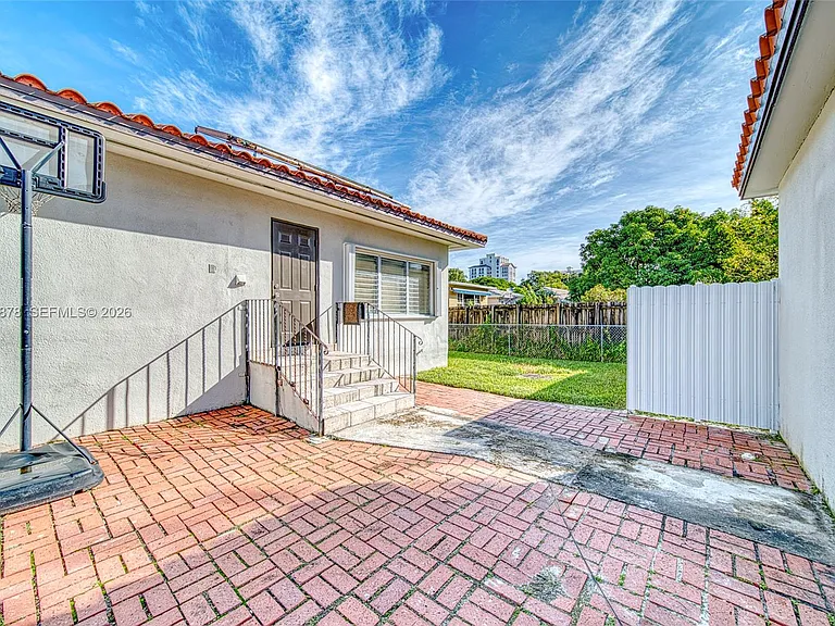 4136 SW 14th St — Photo 22